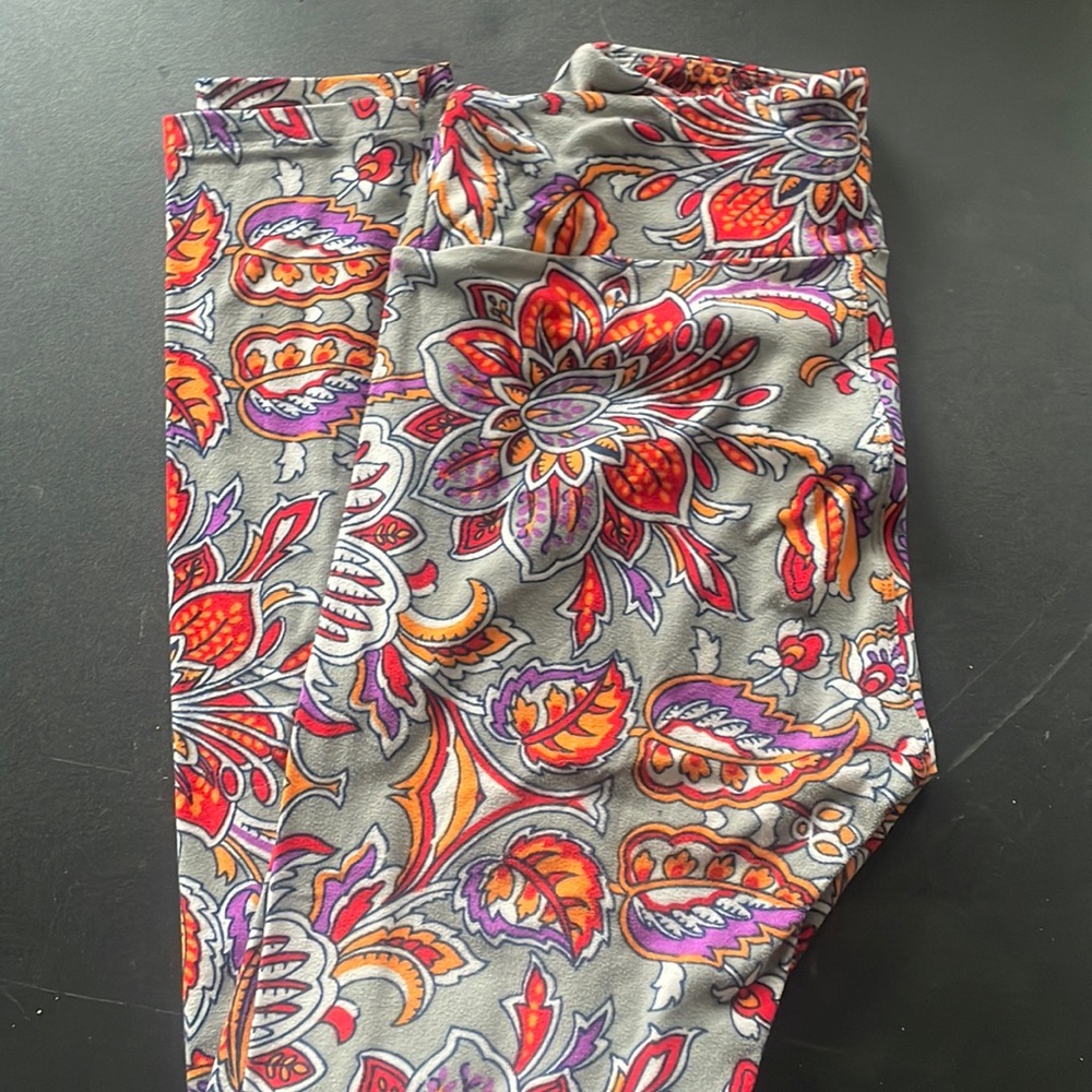 LuLaRoe one size gray printed leggings